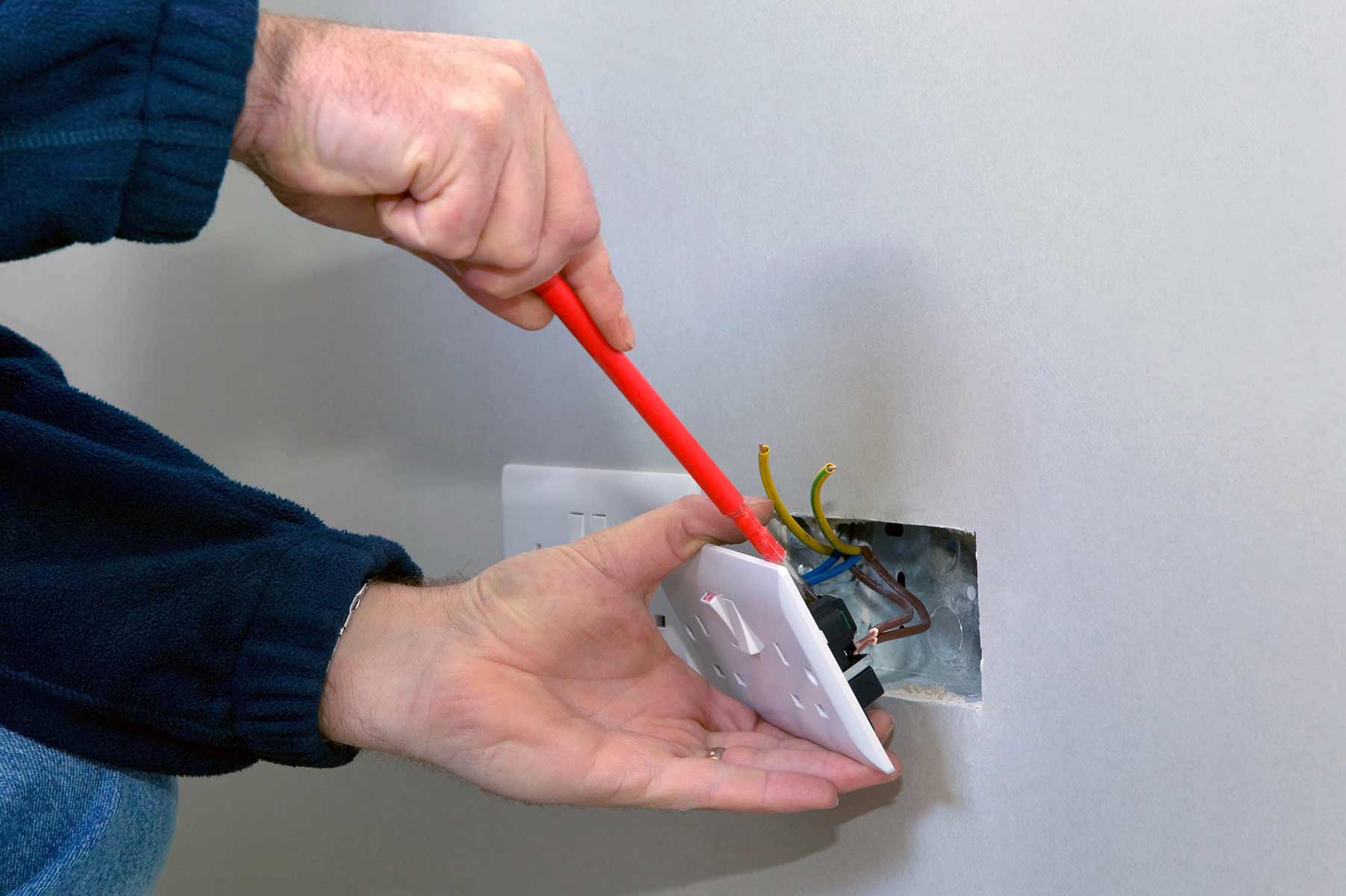 Our electricians can install plug sockets for domestic and commercial proeprties in Dulwich and the local area. 